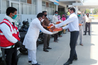 Sanitizers, masks, constipation and rations distributed to sanitation workers in Kaithal.