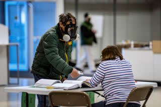 US state opens poll as virus toll climbs