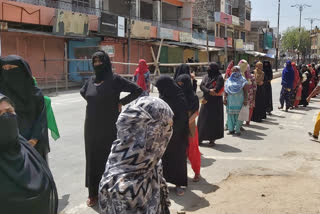 Long queues of women in bank, महिलाओं की लंबी कतार