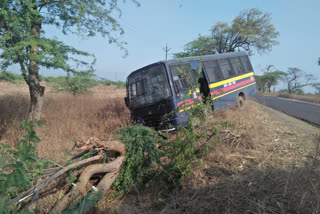 police-van-and-truck-crash-near-mangrul