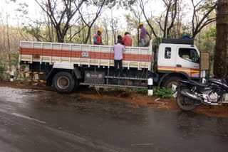 കെ എന്‍ ജി റോഡില്‍ നിലമ്പൂര്‍ കരിമ്പുഴ പാലത്തിന് സമീപം നിയന്ത്രണം വിട്ട ലോറി അപകടത്തില്‍പ്പെട്ടു  The lorry crashed near the Karimpuzha Bridge in Nilambur