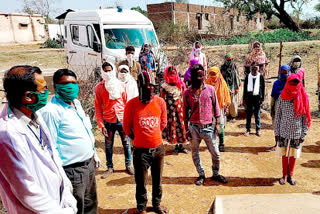 Rural laborers returning from Dindori are entering their villages after health tests