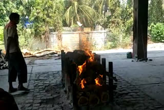 muslim men carry hindu women for cremation