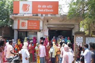 Crowd gathered in bank to withdraw money in Pakur