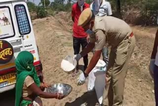 Distribution of ration materials, रानीवाड़ा में लॉकडाउन