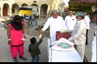 Bhiwani Social institutions are distributing food to poor people during Lockdown