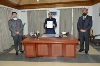 Ex Servicemen hand over cheque to CM