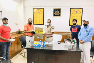 bjp mp ramesh bidhri distribute mask and sanitiser to south delhi police