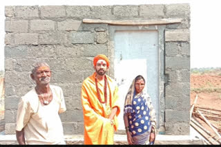 swamiji helps to Leprosy patient