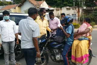 Organizations provide a food for coolie workers in tumkur