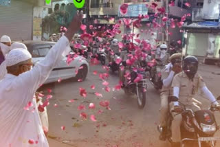 people are raining flowers on police in bhilwara