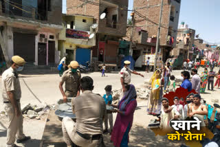 Delhi Police distributes food to poor