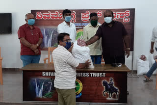 Distribution of food kit to journalists from Shimoga Press Trust