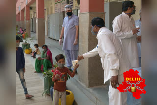 DM Neha Bansal distributes milk bread to children through NGO in Nangloi amid lockdown