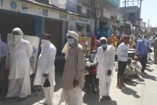 long lines outside bank in Hisar