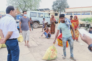 Food items distributed in leprosy colony on DM's instructions in sitamadhi