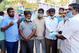 JDS operatives distributed 1 lakh mask in Ramnagar