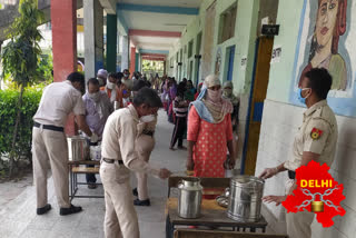 West District DM Neha Bansal distributes food items to laborers of Bihar delhi lockdown