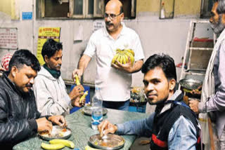 Railway workers distribute Food