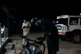 DIG of Chhatarpur Range Vivek Raj Singh reached Naugaon to inspect by bicycle