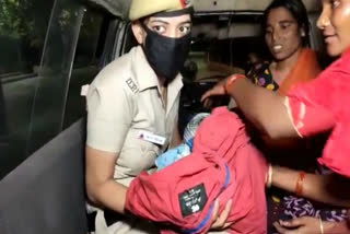 woman gives birth to baby girl in delhi police gypsy during lockdown