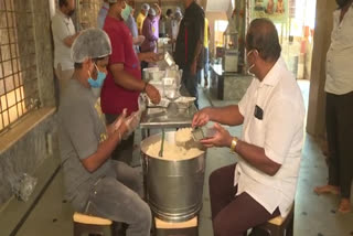 Food to corona workers by sai baba temple in Dharwad