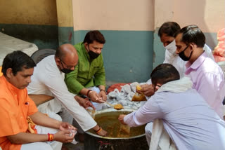 loni mla representative lalit sharma distributing food to needy in ghaziabad during lockdown