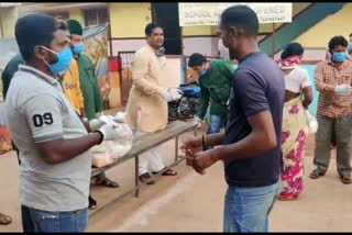 The public maintained a 'social gap' even at the time of food kit delivery