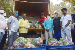 Distribution of vegetable in Hubli by youth team