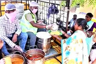 food-distribution-to-people-at-rajanna-temple