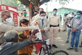 District judge distributed food items to Helpless people in dhanbad