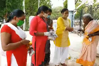 Hijras who provided lunch packets to poor people