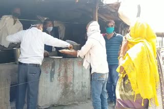 Voluntary organizations providing food to poor people during lockdown in latehar