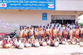 distribution of daily essentials to the ghmc staff by the pacs vice chairman in turkayanajal ragareddy