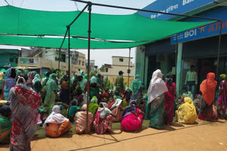 crowd in gondia bank