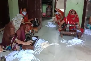 women making masks sirohi, सिरोही में महिलाएं मास्क बना रहीं