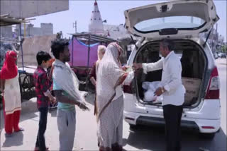 Former MLA subhash chaudhary distributed grain to poor in Palwa during lockdownl