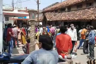 Ration to 300 poor distributed in Tehsil office, hoisting of social distancing