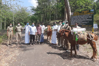 குடும்ப அட்டை இல்லாத மலைகிராம மக்களுக்கு நிவாரணம் வழங்கிய தேனி அதிமுகவினர்!