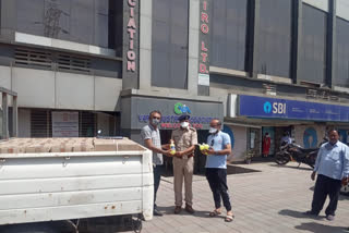 police_handwash_bottels_distribution