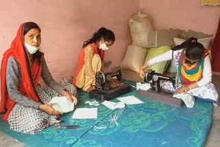 Bhumija Mahila Mandal is making a mask