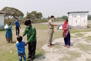 Police give food to Telangana families