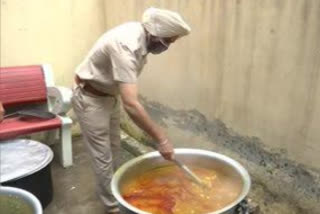 Amritsar police prepared food  for needy in lock down