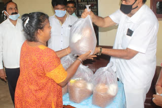 ಬಡವರಿಗೆ ಅಹಾರಧಾನ್ಯ ವಿತರಣೆ ಮಾಡಿದ ರಮಾನಾಥ ರೈ