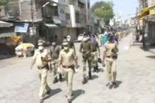 Police routing in Itwara area; Citizens welcomed the bouquet of roses