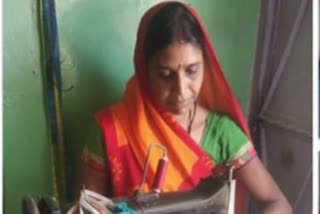 Aaganwadi workers of Jhabua made and distributed 3000 masks to villagers