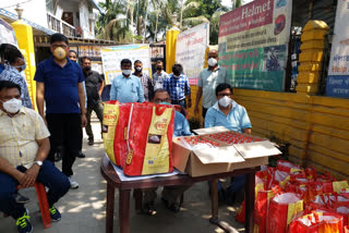 district trnasport officer gautam das donated food among tempo drivers