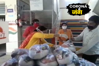Nav tarang sewa trust gives food to needy in delhi