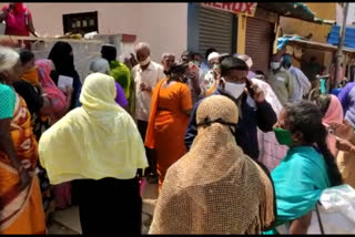 people Gathared in front of Post office without maintaining social Distance