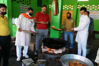 बीजेपी कार्यकर्ता जरूरतमंदो तक पहुंचा रहे राशन.